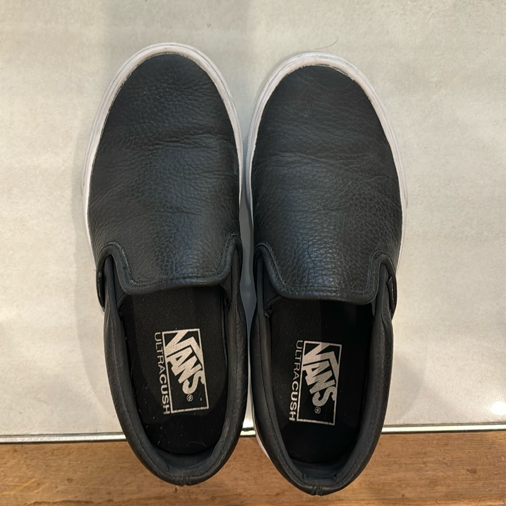 Vans ultracush classic slip-on black leather with white sole